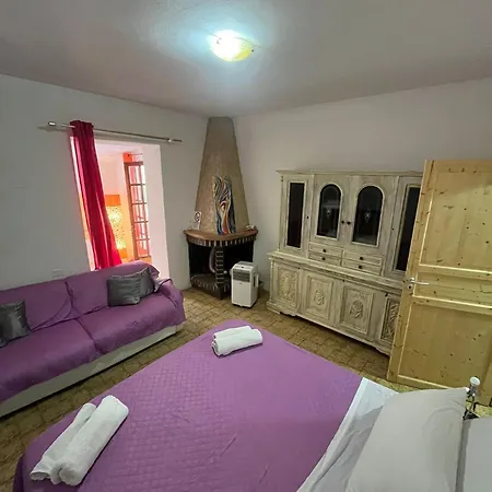 Smeralda Room's أولبيا